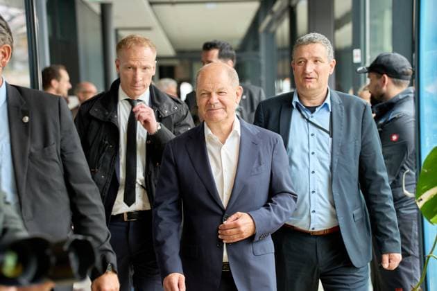 News Themen der Woche KW23 News Bilder des Tages Munich, Bavaria, Germany - June 3, 2024: Federal Chancellor Olaf Scholz visits the Olympic Park in Munich, Bavaria on the occasion of UEFA EURO 2024 *** Bundeskanzler Olaf Scholz besucht den Olympiapark in München, Bayern anlässlich zur UEFA EURO 2024