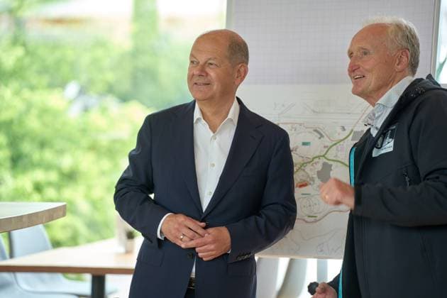 Bundeskanzler Olaf Scholz besucht den Olympiapark in München, Bayern anlässlich zur UEFA EURO 2024