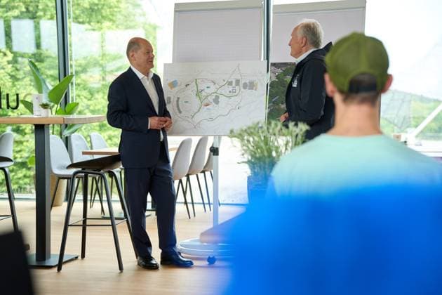 Bundeskanzler Olaf Scholz besucht den Olympiapark in München, Bayern anlässlich zur UEFA EURO 2024