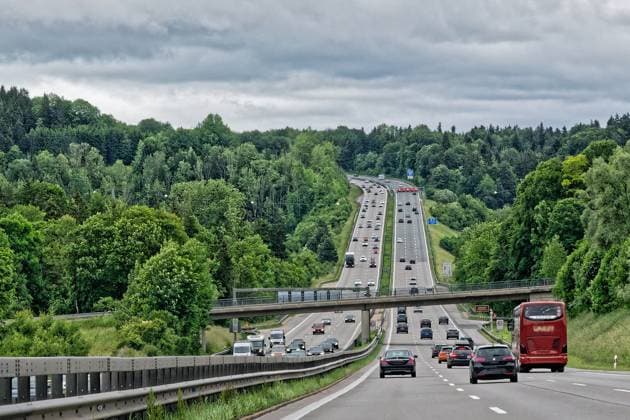 Der Verkehr rollt in beiden Fahrtrichtungen. Blick auf die Autobahn A8 am Irschenberg . Irschenberg Bayern Deutschland *** Traffic is flowing in both directions View of the A8 highway at Irschenberg Irschenberg Bavaria Germany Copyright: xRolfxPossx