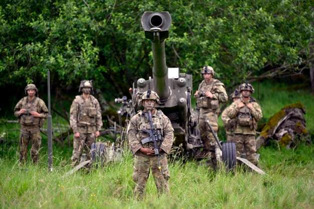 Bilder des Jahres 2024, News 06 Juni News Themen der Woche KW23 News Bilder des Tages Artillerie beim NATO-Manöver Combined Resolve 2024 anlässlich 75 Jahre NATO auf dem Truppenübungsplatz Hohenfels im Landkreis Neumarkt in der Oberpfalz. Bei dem Manöver trainieren ca. 4.000 Soldatinnen und Soldaten aus über zehn Nationen verschiedene komplexe Gefechtssituationen und das Zusammenwirken der unterschiedlichen NATO-Streitkräfte. (Themenbild, Symbolbild) Hohenfels, 03.06.2024 Bayern Deutschland *** Artillery at the NATO Combined Resolve 2024 maneuver to mark 75 years of NATO at the Hohenfels military training area in the district of Neumarkt in the Upper Palatinate During the maneuver, around 4,000 soldiers from over ten nations train various complex combat situations and the interaction of the various NATO forces Themed Copyright: xDwixAnoraganingrumx