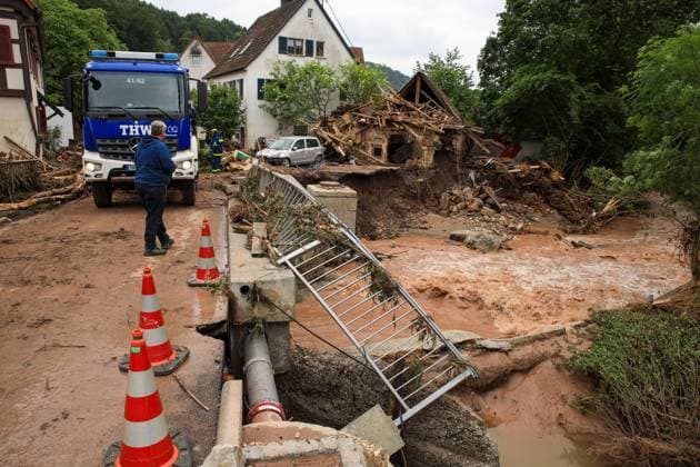 Bilder des Jahres 2024, News 06 Juni News Themen der Woche KW23 News Bilder des Tages Hochwasser, In einem Teilort von Rudersberg liegt nur noch Schutt und Asche. Seit Tagen kämpfen die Helfer in Bayern und Baden-Württemberg gegen die Flut und ihre Folgen. Die Hochwasserlage ist weiter dynamisch und unübersichtlich. Viele kleine Gemeinden sind betroffen, mancherorts spitzt sie sich die Lage sogar zu Rudersberg Baden-Württemberg Deutschland Klaffenbach *** Floods, In one part of Rudersberg there is only rubble and ashes For days, helpers in Bavaria and Baden Württemberg have been fighting the flood and its consequences The flood situation is still dynamic and confusing Many small communities are affected, in some places the situation is even getting worse Rudersberg Baden Württemberg Germany Klaffenbach Copyright: x xonw-imagesx xAlexanderxWolfx