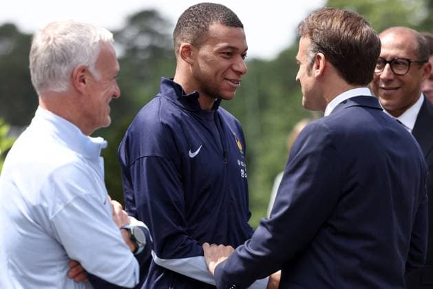 President Macron Visits The National Football Center - Clairefontaine Kylian Mbappe and Didier Deschamps - President Emmanuel Macron visits the French men s football team, at the Clairefontaine National Football Center, in Clairefontaine-en-Yvelines, France, on June 3, 2024. Photo by Stephane Lemouton Pool ABACAPRESS.COM Clairefontaine France  Copyright: xPool ABACAx