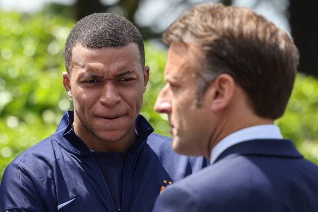 President Macron Visits The National Football Center - Clairefontaine Kylian Mbappe - President Emmanuel Macron visits the French men s football team, at the Clairefontaine National Football Center, in Clairefontaine-en-Yvelines, France, on June 3, 2024. Photo by Stephane Lemouton Pool ABACAPRESS.COM Clairefontaine France  Copyright: xPool ABACAx