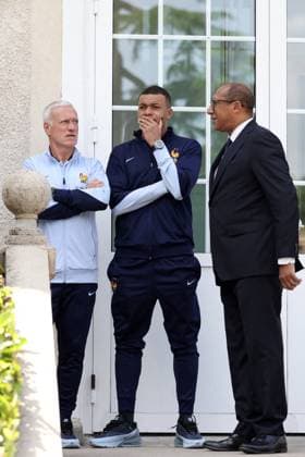 President Macron Visits The National Football Center - Clairefontaine Kylian Mbappe, Didier Deschamps, Philippe Diallo - President Emmanuel Macron visits the French men s football team, at the Clairefontaine National Football Center, in Clairefontaine-en-Yvelines, France, on June 3, 2024. Photo by Stephane Lemouton Pool ABACAPRESS.COM Clairefontaine France  Copyright: xPool ABACAx