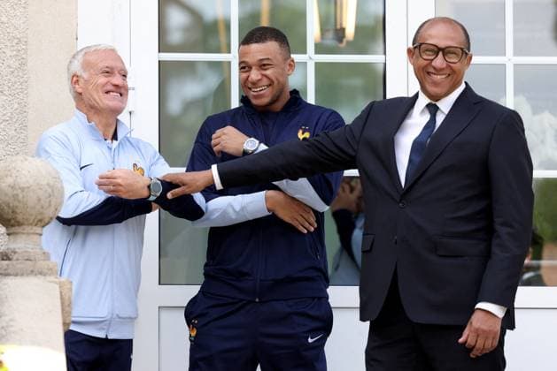 Entertainment Bilder des Tages President Macron Visits The National Football Center - Clairefontaine Kylian Mbappe, Didier Deschamps, Philippe Diallo - President Emmanuel Macron visits the French men s football team, at the Clairefontaine National Football Center, in Clairefontaine-en-Yvelines, France, on June 3, 2024. Photo by Stephane Lemouton Pool ABACAPRESS.COM Clairefontaine France  Copyright: xPool ABACAx