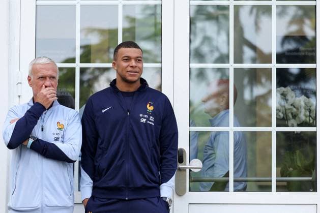 President Macron Visits The National Football Center - Clairefontaine Kylian Mbappe and Didier Deschamps - President Emmanuel Macron visits the French men s football team, at the Clairefontaine National Football Center, in Clairefontaine-en-Yvelines, France, on June 3, 2024. Photo by Stephane Lemouton Pool ABACAPRESS.COM Clairefontaine France  Copyright: xPool ABACAx