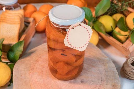 IMAGO Creative, Food, Trend, Meal Prep A mason jar filled with oranges on a wooden surface with other fruits and vegetables lying around 24674516 RECORD DATE NOT STATED