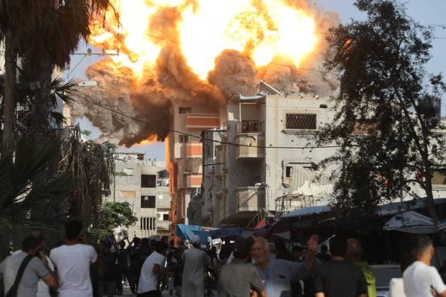 Bilder des Jahres 2024, News 06 Juni News Themen der Woche KW23 News Bilder des Tages A ball of fire and black smoke rises moments after an Israeli air strike targeted a residential building in the city of Bureij A ball of fire and black smoke rises moments after an Israeli air strike targeted a residential building in the city of Bureij in the central Gaza Strip on June 3, 2024. Photo by Omar Ashtawy apaimages Bureij Gaza Strip Palestinian Territory 030624_Bureij_OSH_00(3) Copyright: xapaimagesxOmarxAshtawyx xapaimagesx