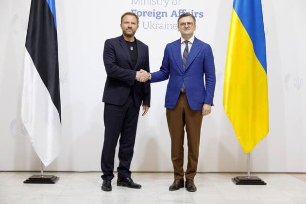 News Themen der Woche KW23 News Bilder des Tages KYIV, UKRAINE - JUNE 3, 2024 - Minister of Foreign Affairs of Ukraine Dmytro Kuleba (R) shakes hands with Minister of Foreign Affairs of the Republic of Estonia Margus Tsahkna following their joint briefing, Kyiv, capital of Ukraine. Briefing of Ukrainian and Estonian FMs in Kyiv  Copyright: xKirillxChubotinx