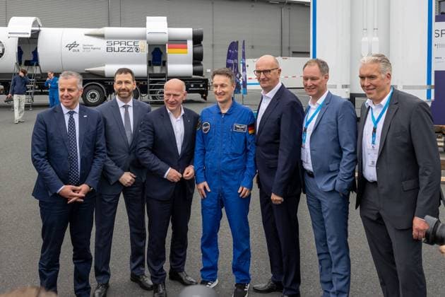 ILA Berlin 2024 - Presserundgang Presserundgang bei den Exponanten des DLR mit dem ESA Astronauten Matthias Maurer vor dem Start der ILA 2024 mit Dr. Dietmar Woidke (Ministerpräsident Brandenburg), Kai Wegner (Regierender Bürgermeister Berlin), Aletta von Massenbach (CEO der Flughafen Berlin Brandenburg GmbH), Martin Kroell (Mittelstandsbeauftragter und Mitglied des Präsidiums BDLI) und Dr. Mario Tobias (CEO Messe Berlin). Schönefeld Selchow Brandenburg Deutschland *** ILA Berlin 2024 press tour Press tour of the DLR exhibitors with ESA astronaut Matthias Maurer before the start of the ILA 2024 with Dr. Dietmar Woidke Minister President Brandenburg , Kai Wegner Governing Mayor Berlin , Aletta von Massenbach CEO of Flughafen Berlin Brand 20240603-6V2A7711