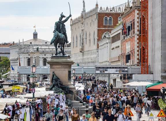 Overtourism in Venedig. Fünf Euro Eintritt zahlen Tagesbesucher seit 2024. Während der Hauptsaison werden Tagesgäste am Wochenende zur Kasse gebeten. 30 Millionen Touristen im Jahr bei 50.000 Einwohnern im historischen Zentrum sind zum Problem geworden. 25.05.2024: Venedig, Venezien, Italien, Europa *** Overtourism in Venice Day visitors have been paying five euros admission since 2024 During the high season, day visitors are asked to pay at the weekend 30 million tourists a year with 50,000 inhabitants in the historic center have become a problem 25 05 2024 Venice, Venice, Italy, Europe RECORD DATE NOT STATED