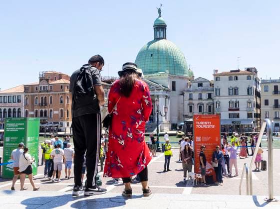 Overtourism in Venedig. Fünf Euro Eintritt zahlen Tagesbesucher seit 2024. Ticketkontrolle vor dem Bahnhof Venezia Santa Lucia. Während der Hauptsaison werden Tagesgäste am Wochenende zur Kasse gebeten. 30 Millionen Touristen im Jahr bei 50.000 Einwohnern im historischen Zentrum sind zum Problem geworden. 25.05.2024: Venedig, Venezien, Italien, Europa *** Overtourism in Venice Day visitors have been paying an entrance fee of five euros since 2024 Ticket inspection in front of Venezia Santa Lucia station During the high season, day visitors are charged at the weekend 30 million tourists a year with 50,000 inhabitants in the historic center have become a problem 25 05 2024 Venice, Venice, Italy, Europe