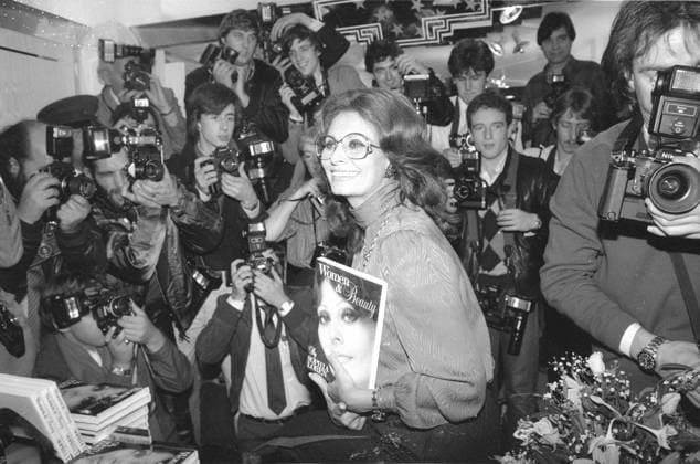 SOPHIA LOREN photographers: Richard Young, Adrian Buttigeg, Jason Frazer, Julian Parker, Richard Pelham, George DeKerle, Tim Anderson at Dickens and Jones , Book signing January 1985 R27 185 CAP PL Phil Loftus Copyright: xPhilxLoftus CapitalxPicturesx