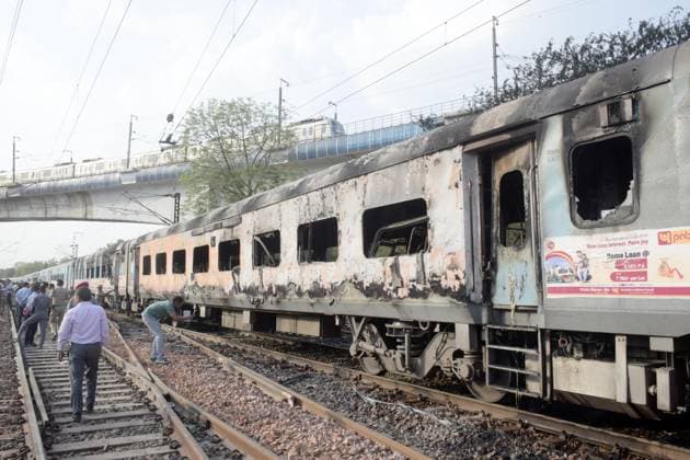 Bilder des Jahres 2024, News 06 Juni News Themen der Woche KW23 News Bilder des Tages NEW DELHI, INDIA - JUNE 3: Firefighters and passengers on tracks after a fire broke out in the Taj Express, near Sarita Vihar, on June 3, 2024 in New Delhi, India. The blaze broke out between the Okhla and Tughlakabad railway stations. The train was stopped and the fire doused. No one was injured as the passengers had moved to the adjoining coaches, but the coaches were damaged. (Photo by Sanjeev Verma Hindustan Times ) Fire Breaks Out On Taj Express At Delhi Railway Station