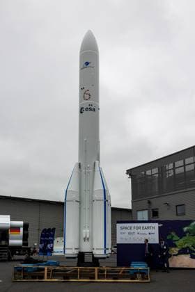 ILA Berlin 2024 - Presserundgang Presserundgang vor dem Start der ILA 2024: Modell der neuesten ESA-Trägerrakete Ariane 6, die bis zu 11,5 Tonnen Fracht ins Weltall befördern kann. Schönefeld Selchow Brandenburg Deutschland *** ILA Berlin 2024 press tour Press tour before the start of ILA 2024 Model of the latest ESA launcher Ariane 6, which can carry up to 11.5 tons of cargo into space Schönefeld Selchow Brandenburg Germany 20240603-6V2A7673