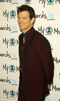 CHRIS ISAAK @ MY VH 1 AWARDS SHRINE AUDITORIUM, LOS ANGELES 2 12 01 The winners of the My VH1 Music Awards 01 are: MY FAVORITE GROUP Dave Matthews Band THERE S NO I IN TEAM (BEST COLLABORATION) Various artists including Bono, Gwen Stefani, Nelly Furtado, Mary J. Blige and more ( What s Going On ) MY FAVORITE MALE ARTIST Lenny Kravitz MY FAVORITE FEMALE ARTIST Gwen Stefani DAMN I WISH I WROTE THAT (BEST SONG) The Space Between (Dave Matthews Band) IS IT HOT IN HERE, OR IS IT JUST MY VIDEO Christina Aguilera, Lil Kim, Mya, & Pink ( Lady Marmalade ) HOTTEST LIVE SHOW Bon Jovi MUST HAVE ALBUM Everyday (Dave Matthews Band) *BEST KEPT SECRET Coldplay *NAVEL ACADEMY Britney Copyright: x FAMOUSx 04520416