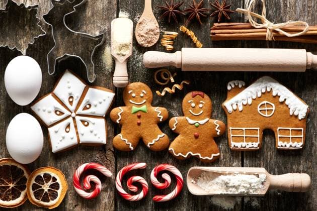 Kitchen utensils and ingredients for christmas homemade gingerbread cookies on wooden table ,model released, Symbolfoto; Küche Utensilien und Zutaten für Weihnachten Selbstgemachte Lebkuchen Coockie am hölzern Tisch ,model released, Symbolfoto ING_19078_08418