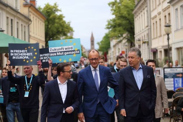 News Themen der Woche KW23 News Bilder des Tages Jan Redmann (CDU Landesvorsitzender Brandenburg und Spitzenkandidat Landtagswahl), Friedrich Merz (CDU Bundesvorsitzender) und Christian Ehler (CDU Spitzenkandidat Europawahl), v.l., sowie junge Menschen mit Schildern laufen in der Brandenburger Straße zu einer Wahlkampfveranstaltung der CDU zur Europawahl am Brandenburger Tor in Potsdam, 3. Juni 2024. Die Wahl findet am 9. Juni statt. Europawahl Wahlkampf CDU *** Jan Redmann CDU state chairman Brandenburg and top candidate state election , Friedrich Merz CDU federal chairman and Christian Ehler CDU top candidate European election , f l , and young people with signs walk in Brandenburger Straße to an election campaign event of the CDU for the European elections at the Brandenburg Gate in P