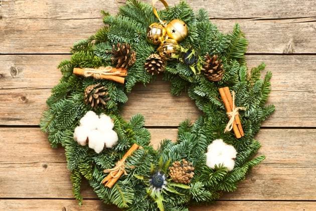 Christmas wreath on the rustic wooden background ,model released, Symbolfoto; Weihnachten wreath am der Rustikal hölzern Hintergrund ,model released, Symbolfoto ING_19078_13419