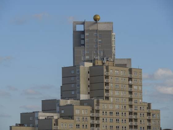 Creative Highlights World A modern, tall building with a golden ornament at the top under a clear blue sky with few clouds, the beach of scheveningen with pier and the promenade, scheveningen, the netherlands *** a modern, Tall Building With a Golden Ornament AT The Top Under a Clear Blue Sky With few clouds, The Beach of Scheveningen With Pier and The promenade, scheveningen, The Netherlands Copyright: imageBROKER StephanxSühling ibxssh10623244.jpg