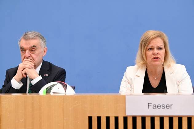 Herbert Reul und Nancy Faeser bei der Bundespressekonferenz 10 Tage vor der EM: Vorbereitung von Bund und Ländern für Sicherheit und Zusammenhalt im Haus der Bundespressekonferenz. Berlin, 04.06.2024