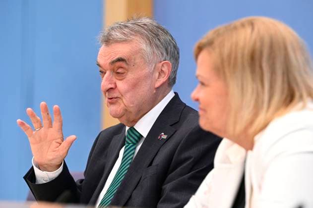 Herbert Reul und Nancy Faeser bei der Bundespressekonferenz 10 Tage vor der EM: Vorbereitung von Bund und Ländern für Sicherheit und Zusammenhalt im Haus der Bundespressekonferenz. Berlin, 04.06.2024