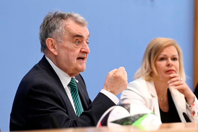 Herbert Reul und Nancy Faeser bei der Bundespressekonferenz 10 Tage vor der EM: Vorbereitung von Bund und Ländern für Sicherheit und Zusammenhalt im Haus der Bundespressekonferenz. Berlin, 04.06.2024