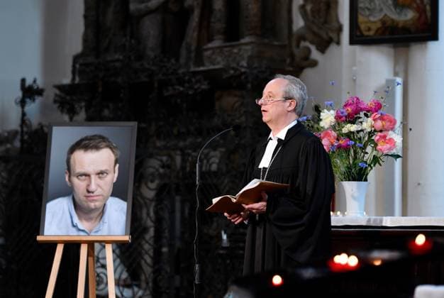 Bilder des Jahres 2024, News 06 Juni News Themen der Woche KW23 News Bilder des Tages Gedenkgottesdienst fuer Alexei Nawalny am 4. Juni 2024 in der St. Marienkirche in Berlin (Foto vom 04.06.2024: Christian Staeblein, Beauftragter fuer Fluechtlingsfragen in der EKD und Bischof der Evangelischen Kirche Berlin-Brandenburg-schlesische Oberlausitz (EKBO) spricht). Weggefaehrtinnen und Weggefaehrten erinnern von Alexei Nawalny aus Anlass seines Geburtstages an sein Leben. (Siehe epd-Meldung vom 04.06.2024) EDITORIAL USE ONLY *** Memorial service for Alexei Navalny on June 4, 2024 in St. Marys Church in Berlin Photo from 04 06 2024 Christian Staeblein, Commissioner for Refugee Issues in the EKD and Bishop of the Evangelical Church Berlin Brandenburg Silesian Upper Lusatia EKBO speaks Companions remember Alexei Navalnys life on the Copyright: epd-bild ChristianxDitsch _DSC0337