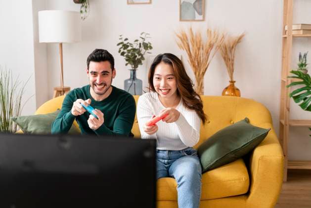 IMAGO Creative, Winter, Couching Two people playing video games on a couch. heju00056 Copyright: xConnectxImagesx