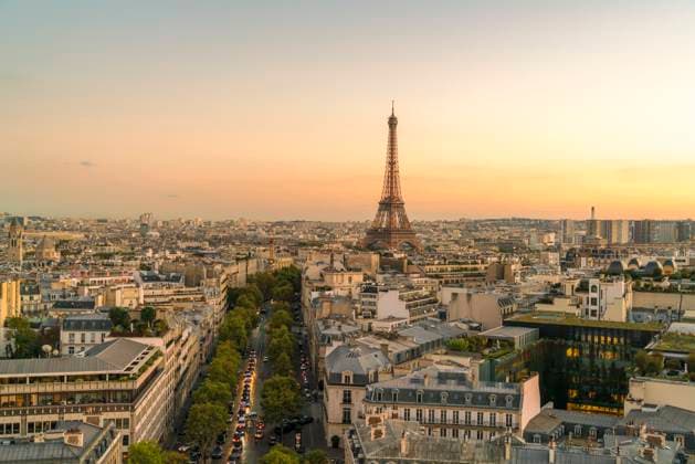 Sunset over the Paris skyline with the Eiffel Tower Paris Ã?le-de-France France taar02914 Copyright: xConnectxImagesx