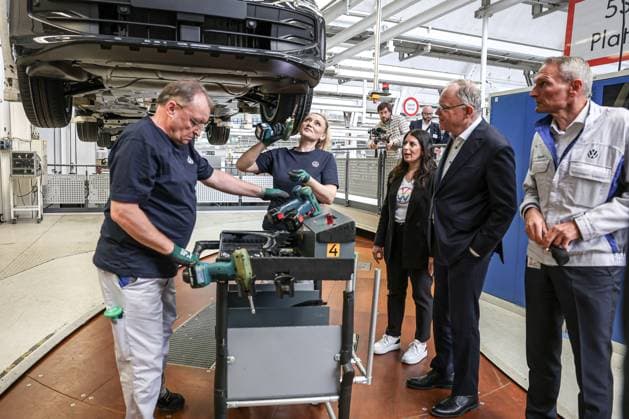 Festakt 50 Jahre Golf Produktion bei Volkswagen in Wolfsburg Festakt 50 Jahre Golf Produktion, Endfertigung eines VW Golf, (v.r.), Dr. Rainer Fessel, VW Werkleiter Wolfsburg, Nds. Ministerpräsident Stephan Weil (SPD), Daniela Cavallo, Vorsitzende Gesamt- und Konzernbetriebsrat Volkswagen AG, eine VW-Mitarbeiterin, ein VW-Mitarbeiter in einer VW-Produktionshalle am Montageband Wolfsburg VW Werk Wolfsburg Niedersachsen Germany