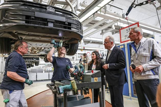 Festakt 50 Jahre Golf Produktion bei Volkswagen in Wolfsburg Festakt 50 Jahre Golf Produktion, Endfertigung eines VW Golf, (v.r.), Dr. Rainer Fessel, VW Werkleiter Wolfsburg, Nds. Ministerpräsident Stephan Weil (SPD), Daniela Cavallo, Vorsitzende Gesamt- und Konzernbetriebsrat Volkswagen AG, eine VW-Mitarbeiterin, ein VW-Mitarbeiter in einer VW-Produktionshalle am Montageband Wolfsburg VW Werk Wolfsburg Niedersachsen Germany