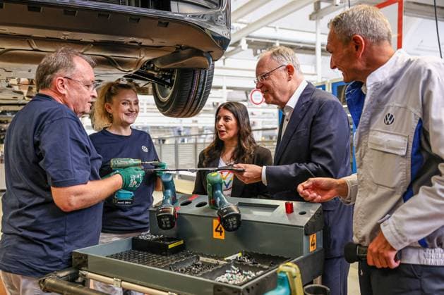 Festakt 50 Jahre Golf Produktion bei Volkswagen in Wolfsburg Festakt 50 Jahre Golf Produktion, Endfertigung eines VW Golf, (v.r.), Dr. Rainer Fessel, VW Werkleiter Wolfsburg, Nds. Ministerpräsident Stephan Weil (SPD), Daniela Cavallo, Vorsitzende Gesamt- und Konzernbetriebsrat Volkswagen AG, eine VW-Mitarbeiterin, ein VW-Mitarbeiter in einer VW-Produktionshalle am Montageband Wolfsburg VW Werk Wolfsburg Niedersachsen Germany