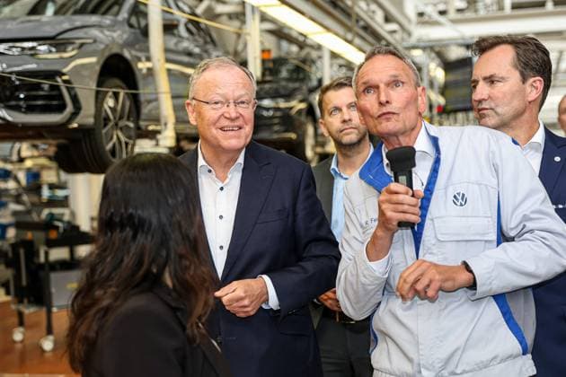 Festakt 50 Jahre Golf Produktion bei Volkswagen in Wolfsburg, VW-Produktionshalle, (v.r.), Thomas Schäfer, CEO der Marke Volkswagen Pkw, Mitglied des Vorstands der Volkswagen AG und Leiter der Markengruppe Core (hinten), Dr. Rainer Fessel, VW Werkle Festakt 50 Jahre Golf Produktion, Wolfsburg VW Werk Wolfsburg Niedersachsen Germany
