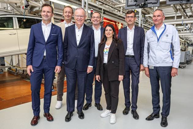 Festakt 50 Jahre Golf Produktion bei Volkswagen in Wolfsburg Festakt 50 Jahre Golf Produktion, Besuch in einer VW-Produktionshalle am Montageband (v.r.): Dr. Rainer Fessel, VW Werkleiter Wolfsburg, Gunnar Kilian, Mitglied des Vorstandes der Volkswagen AG für Personal und Trucks, Daniela Cavallo, Vorsitzende Gesamt- und Konzernbetriebsrat Volkswagen AG, Dr. Christian Vollmer, Vorstandsmitglied für Produktion und Logistik in der Marke Volkswagen Pkw, Nds. Ministerpräsident Stephan Weil (SPD), n.n. Thomas Schäfer, CEO der Marke Volkswagen Pkw, Mitglied des Vorstands der Volkswagen AG und Leiter der Markengruppe Core Wolfsburg VW Werk Wolfsburg Niedersachsen Germany