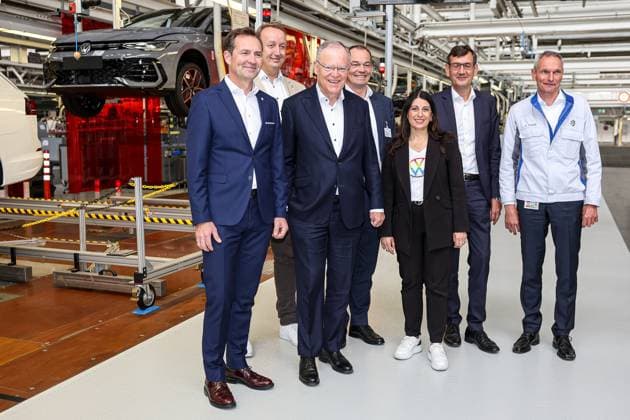 Festakt 50 Jahre Golf Produktion bei Volkswagen in Wolfsburg Festakt 50 Jahre Golf Produktion, Besuch in einer VW-Produktionshalle am Montageband (v.r.): Dr. Rainer Fessel, VW Werkleiter Wolfsburg, Gunnar Kilian, Mitglied des Vorstandes der Volkswagen AG für Personal und Trucks, Daniela Cavallo, Vorsitzende Gesamt- und Konzernbetriebsrat Volkswagen AG, Dr. Christian Vollmer, Vorstandsmitglied für Produktion und Logistik in der Marke Volkswagen Pkw, Nds. Ministerpräsident Stephan Weil (SPD), n.n. Thomas Schäfer, CEO der Marke Volkswagen Pkw, Mitglied des Vorstands der Volkswagen AG und Leiter der Markengruppe Core Wolfsburg VW Werk Wolfsburg Niedersachsen Germany