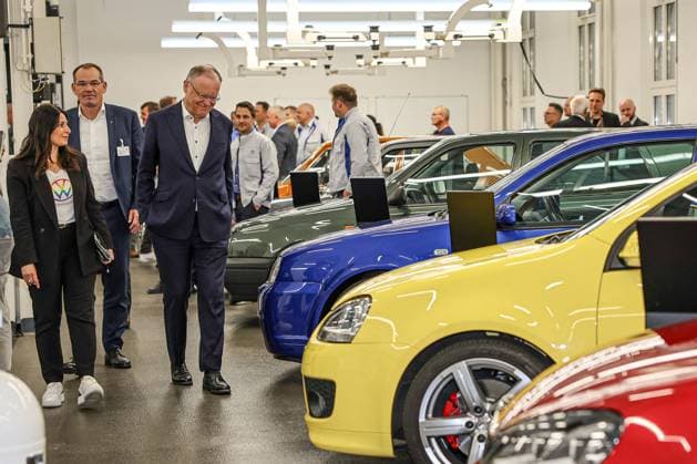 Festakt 50 Jahre Golf Produktion bei Volkswagen in Wolfsburg Festakt 50 Jahre Golf Produktion, Eventraum mit verschiedenen VW Golf Pkw, (v.l.) Daniela Cavallo, Vorsitzende Gesamt- und Konzernbetriebsrat Volkswagen AG; Dr. Christian Vollmer, Vorstandsmitglied für Produktion und Logistik in der Marke Volkswagen Pkw; Nds. Ministerpräsident Stephan Weil (SPD) Wolfsburg VW Werk Wolfsburg Niedersachsen Germany