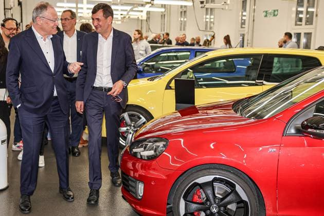 Festakt 50 Jahre Golf Produktion bei Volkswagen in Wolfsburg Festakt 50 Jahre Golf Produktion, Eventraum mit verschiedenen VW Golf Pkw, (v.l.) Nds. Ministerpräsident Stephan Weil (SPD), Gunnar Kilian, Mitglied des Vorstandes der Volkswagen AG für Personal und Trucks Wolfsburg VW Werk Wolfsburg Niedersachsen Germany