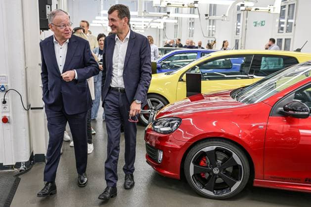 Festakt 50 Jahre Golf Produktion bei Volkswagen in Wolfsburg Festakt 50 Jahre Golf Produktion, Eventraum mit verschiedenen VW Golf Pkw, (v.l.) Nds. Ministerpräsident Stephan Weil (SPD), Gunnar Kilian, Mitglied des Vorstandes der Volkswagen AG für Personal und Trucks Wolfsburg VW Werk Wolfsburg Niedersachsen Germany