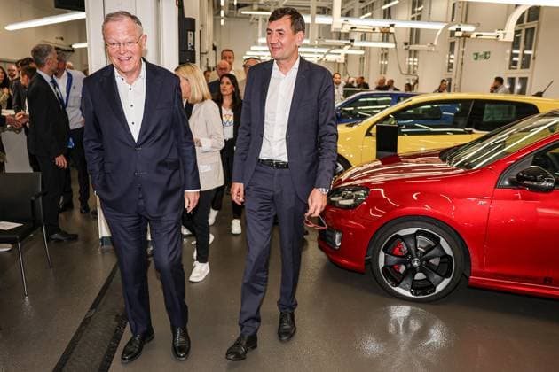 Festakt 50 Jahre Golf Produktion bei Volkswagen in Wolfsburg Festakt 50 Jahre Golf Produktion, Eventraum mit verschiedenen VW Golf Pkw, (v.l.) Nds. Ministerpräsident Stephan Weil (SPD), Gunnar Kilian, Mitglied des Vorstandes der Volkswagen AG für Personal und Trucks Wolfsburg VW Werk Wolfsburg Niedersachsen Germany