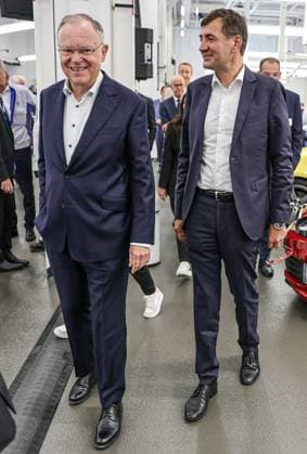 Festakt 50 Jahre Golf Produktion bei Volkswagen in Wolfsburg Festakt 50 Jahre Golf Produktion, Eventraum mit verschiedenen VW Golf Pkw, (v.l.) Nds. Ministerpräsident Stephan Weil (SPD), Gunnar Kilian, Mitglied des Vorstandes der Volkswagen AG für Personal und Trucks Wolfsburg VW Werk Wolfsburg Niedersachsen Germany