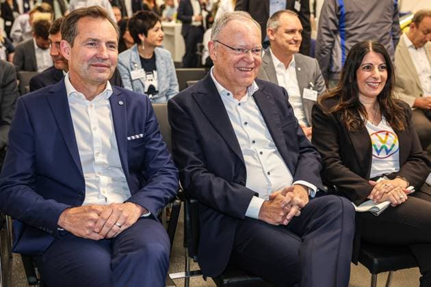 Festakt 50 Jahre Golf Produktion bei Volkswagen in Wolfsburg Festakt 50 Jahre Golf Produktion, (v.l.) Thomas Schäfer, CEO der Marke Volkswagen Pkw, Mitglied des Vorstands der Volkswagen AG und Leiter der Markengruppe Core, Daniela Cavallo, Vorsitzende Gesamt- und Konzernbetriebsrat Volkswagen AG, Daniela Cavallo, Vorsitzende Gesamt- und Konzernbetriebsrat Volkswagen AG Wolfsburg VW Werk Wolfsburg Niedersachsen Germany