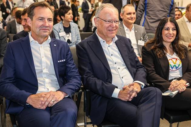 Festakt 50 Jahre Golf Produktion bei Volkswagen in Wolfsburg Festakt 50 Jahre Golf Produktion, (v.l.) Thomas Schäfer, CEO der Marke Volkswagen Pkw, Mitglied des Vorstands der Volkswagen AG und Leiter der Markengruppe Core, Daniela Cavallo, Vorsitzende Gesamt- und Konzernbetriebsrat Volkswagen AG, Daniela Cavallo, Vorsitzende Gesamt- und Konzernbetriebsrat Volkswagen AG Wolfsburg VW Werk Wolfsburg Niedersachsen Germany