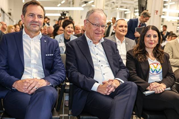 Festakt 50 Jahre Golf Produktion bei Volkswagen in Wolfsburg Festakt 50 Jahre Golf Produktion, (v.l.) Thomas Schäfer, CEO der Marke Volkswagen Pkw, Mitglied des Vorstands der Volkswagen AG und Leiter der Markengruppe Core, Daniela Cavallo, Vorsitzende Gesamt- und Konzernbetriebsrat Volkswagen AG, Daniela Cavallo, Vorsitzende Gesamt- und Konzernbetriebsrat Volkswagen AG Wolfsburg VW Werk Wolfsburg Niedersachsen Germany