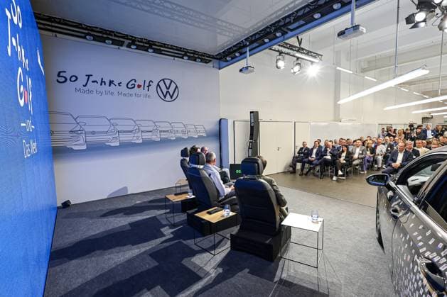 Festakt 50 Jahre Golf Produktion bei Volkswagen in Wolfsburg Festakt 50 Jahre Golf Produktion, Bühne, rechts VW Golf VIII, Talkrunde und Gäste im Eventraum Wolfsburg VW Werk Wolfsburg Niedersachsen Germany