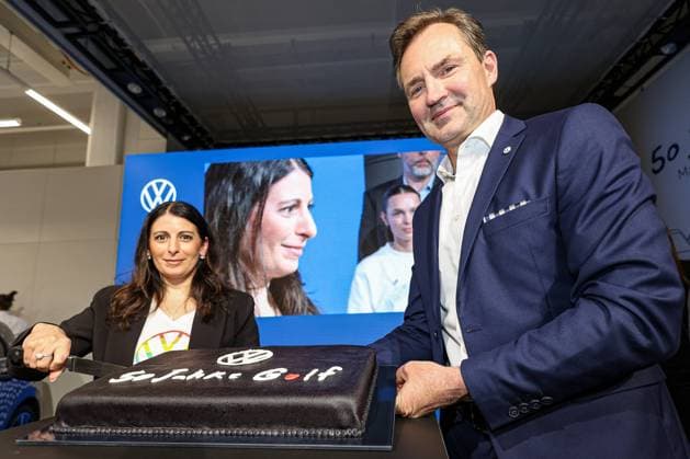 Festakt 50 Jahre Golf Produktion bei Volkswagen in Wolfsburg Festakt 50 Jahre Golf Produktion, Bühne, Anschnitt der Geburtstagstorte, (v.r.), Thomas Schäfer, CEO der Marke Volkswagen Pkw, Mitglied des Vorstands der Volkswagen AG und Leiter der Markengruppe Core, Daniela Cavallo, Vorsitzende Gesamt- und Konzernbetriebsrat Volkswagen AG Wolfsburg VW Werk Wolfsburg Niedersachsen Germany