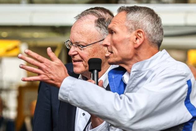 Festakt 50 Jahre Golf Produktion bei Volkswagen in Wolfsburg Festakt 50 Jahre Golf Produktion, Werkshalle, an der Montagestraße, Dr. Rainer Fessel, VW Werkleiter Wolfsburg erläutert Stephan Weil, Nds. Ministerpräsident (SPD) einen Montagevorgang Wolfsburg VW Werk Wolfsburg Niedersachsen Germany