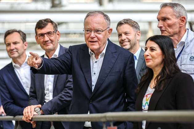 Festakt 50 Jahre Golf Produktion bei Volkswagen in Wolfsburg Festakt 50 Jahre Golf Produktion, Montagehalle (v.r.), Dr. Rainer Fessel, VW Werkleiter Wolfsburg, Daniela Cavallo, Vorsitzende Gesamt- und Konzernbetriebsrat Volkswagen AG, Stephan Weil, Nds. Ministerpräsident (SPD), Gunnar Kilian, Mitglied des Vorstandes der Volkswagen AG für Personal und Trucks, Thomas Schäfer, CEO der Marke Volkswagen Pkw, Mitglied des Vorstands der Volkswagen AG und Leiter der Markengruppe Core Wolfsburg VW Werk Wolfsburg Niedersachsen Germany