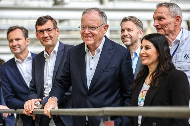 Festakt 50 Jahre Golf Produktion bei Volkswagen in Wolfsburg Festakt 50 Jahre Golf Produktion, Montagehalle (v.r.), Dr. Rainer Fessel, VW Werkleiter Wolfsburg, Daniela Cavallo, Vorsitzende Gesamt- und Konzernbetriebsrat Volkswagen AG, Stephan Weil, Nds. Ministerpräsident (SPD), Gunnar Kilian, Mitglied des Vorstandes der Volkswagen AG für Personal und Trucks, Thomas Schäfer, CEO der Marke Volkswagen Pkw, Mitglied des Vorstands der Volkswagen AG und Leiter der Markengruppe Core Wolfsburg VW Werk Wolfsburg Niedersachsen Germany